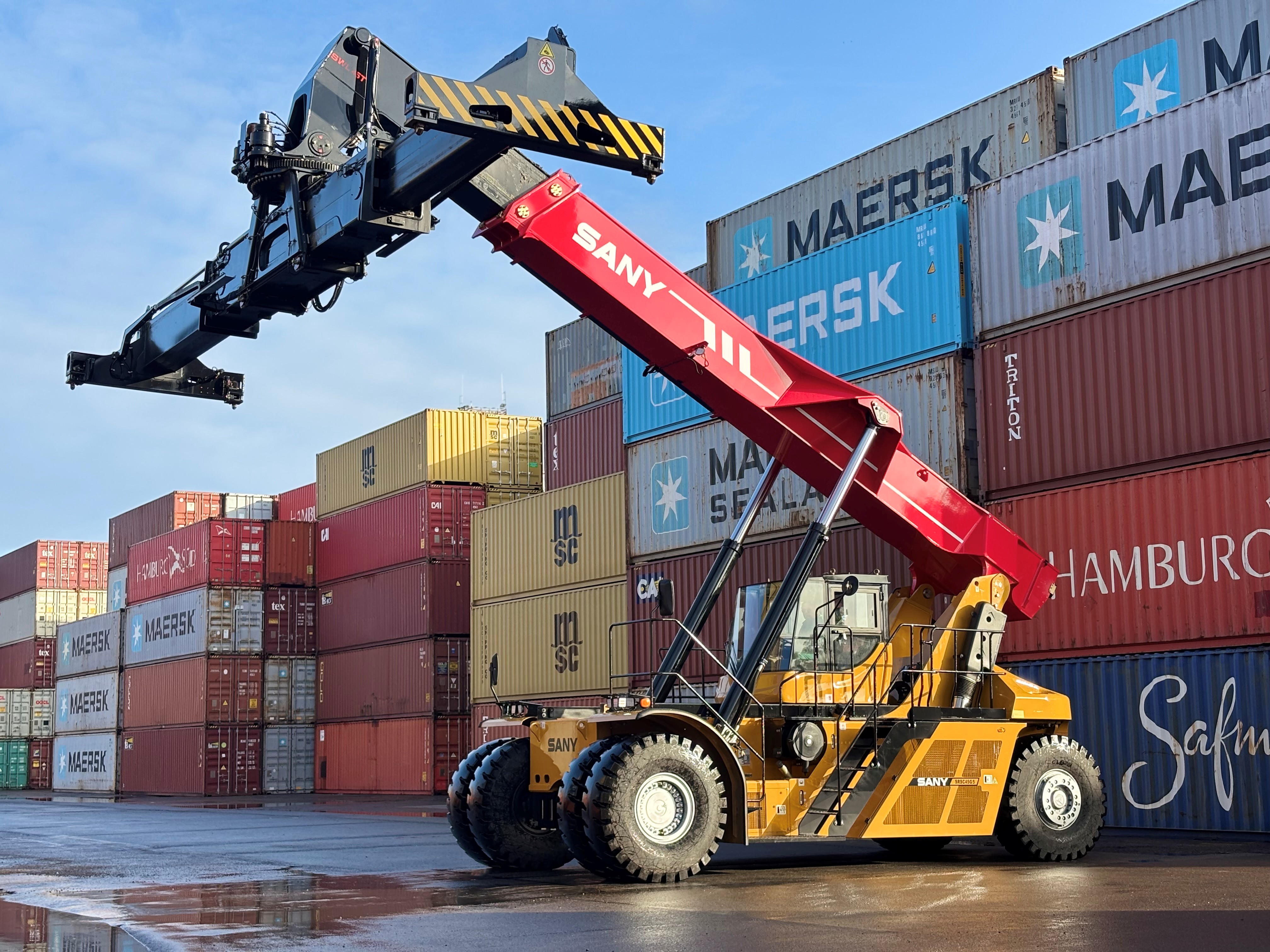 Mariner deploys additional reach stacker
